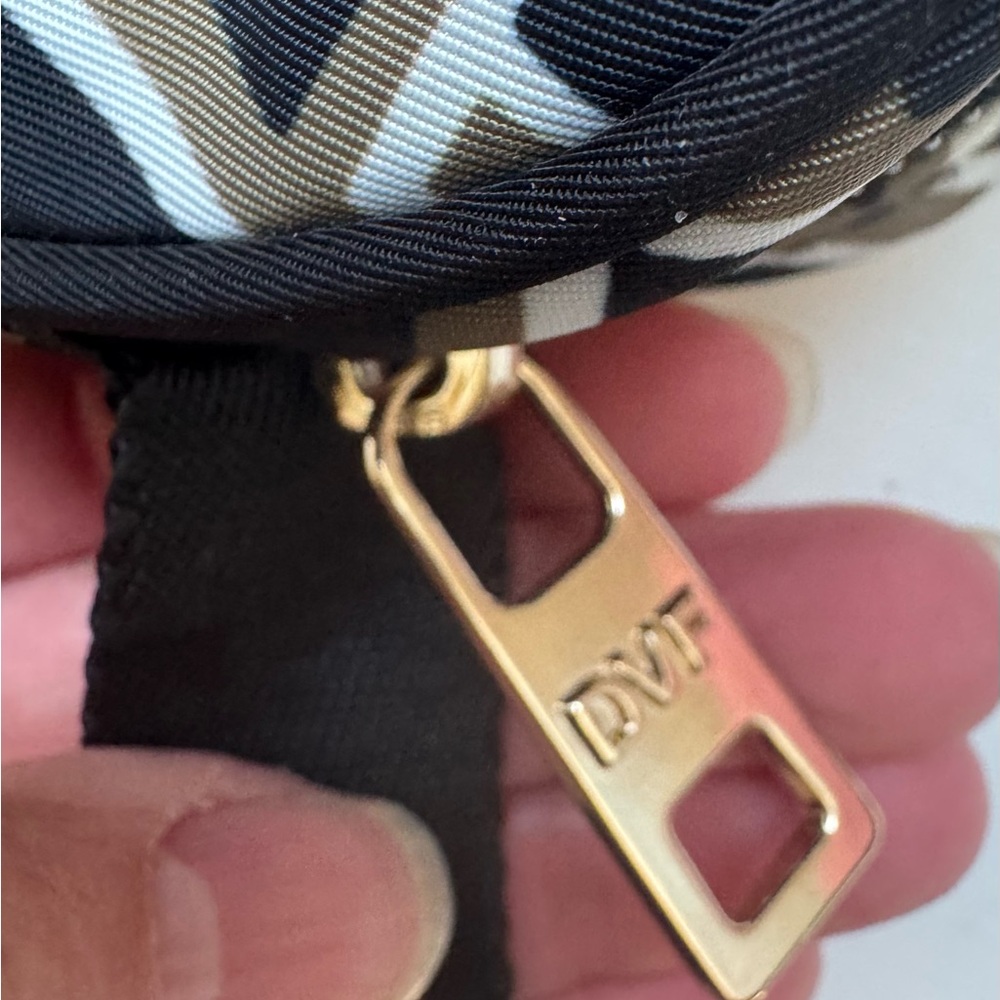 DVF x Target Collab Crossbody Bag Cellphone Holder - Vintage Weave Pattern - Picture 5 of 7